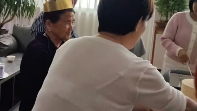 杨子母亲热闹过88大寿，前儿媳陶虹贴心帮切蛋糕，黄圣依避嫌缺席