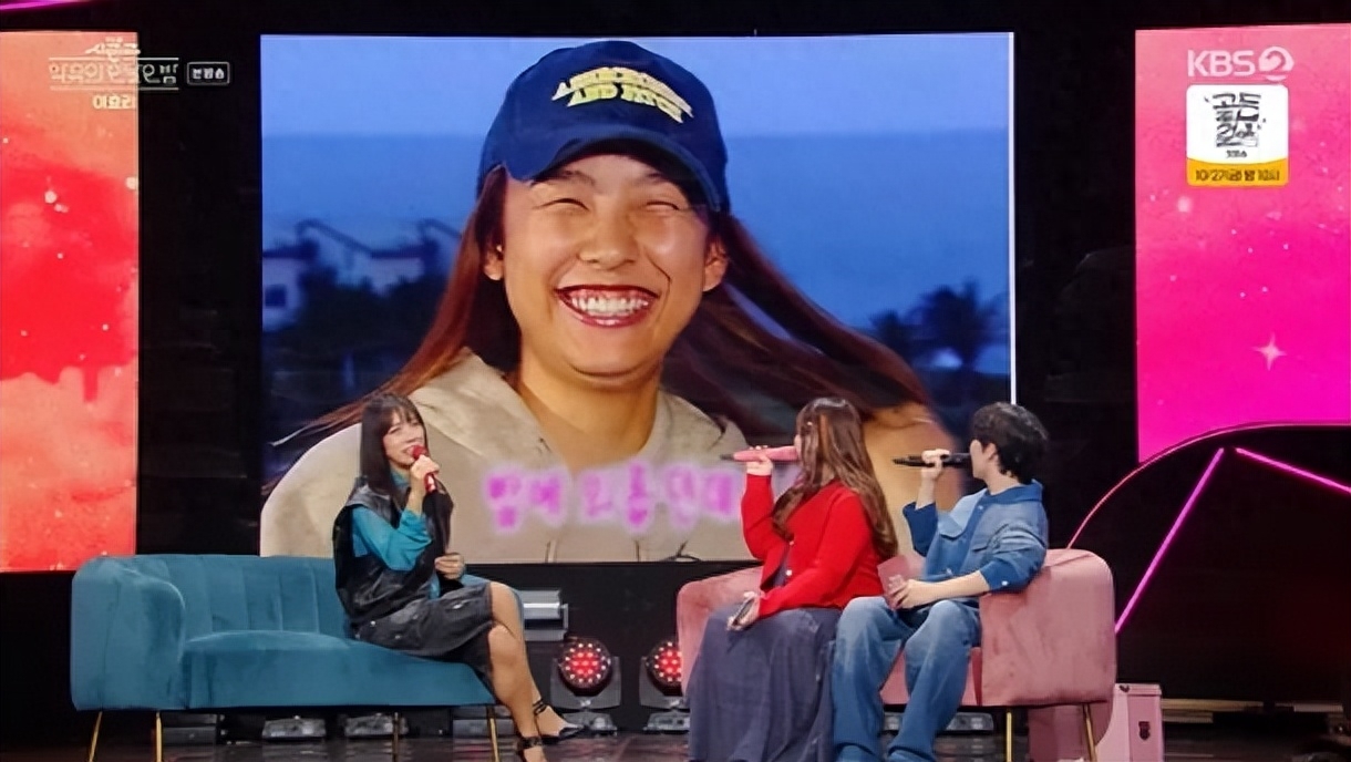 面对20年前的“牙龈羞辱”照，她幽默回应，那些牙龈还得受苦吗？