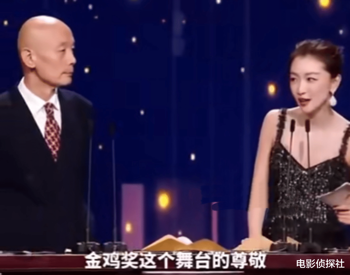 尴尬！周冬雨颁奖全程念稿态度敷衍，葛优不留情面当众指出问题