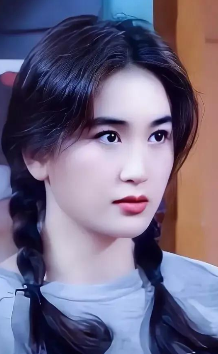 温碧霞|56岁温碧霞晒泳装照！开十几级美颜，一肚子赘肉满脸皱纹仍不服老！