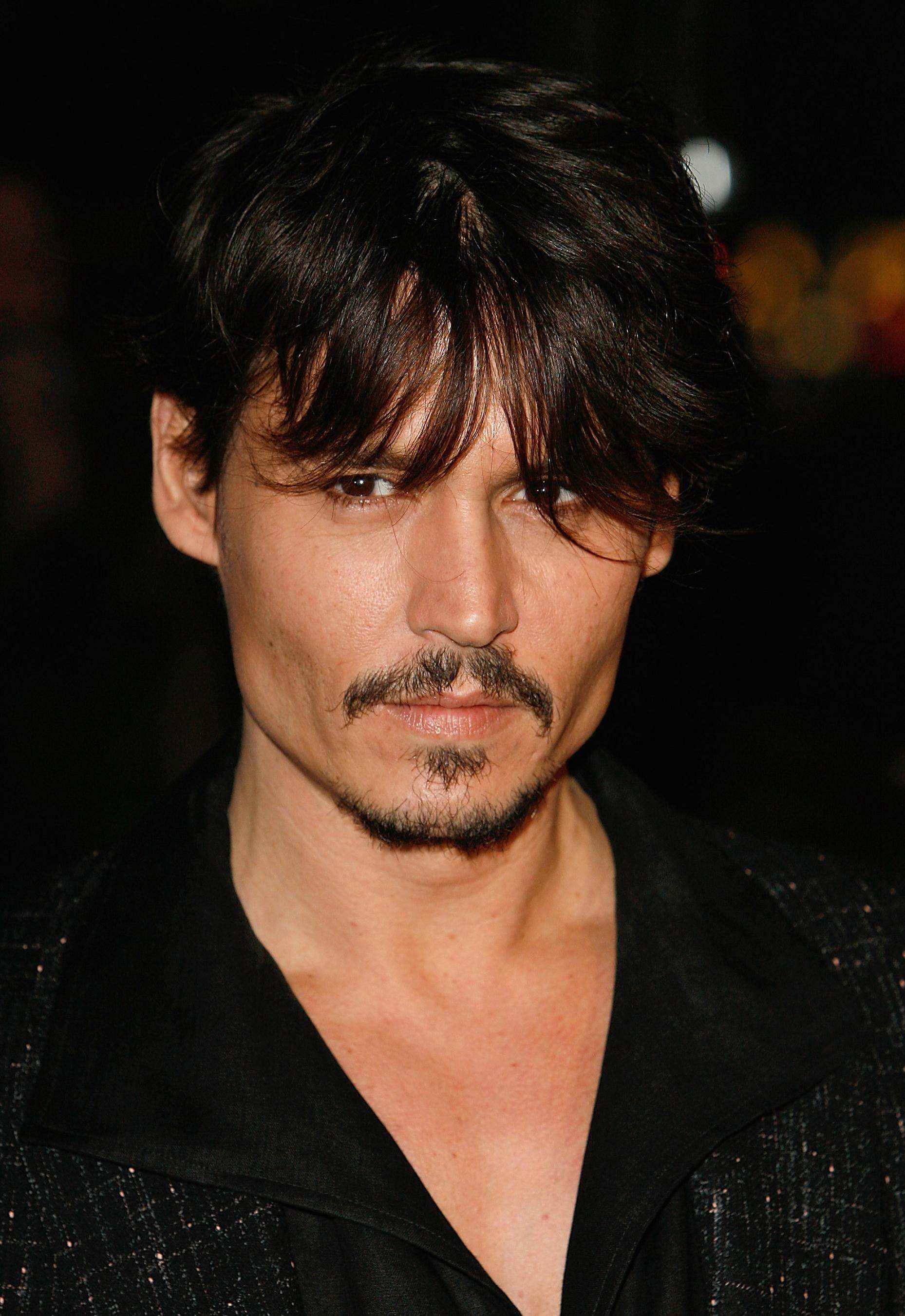 约翰尼·德普|约翰尼·德普24岁女儿官宣恋情!晒亲吻照秀幸福,歌手女友很漂亮