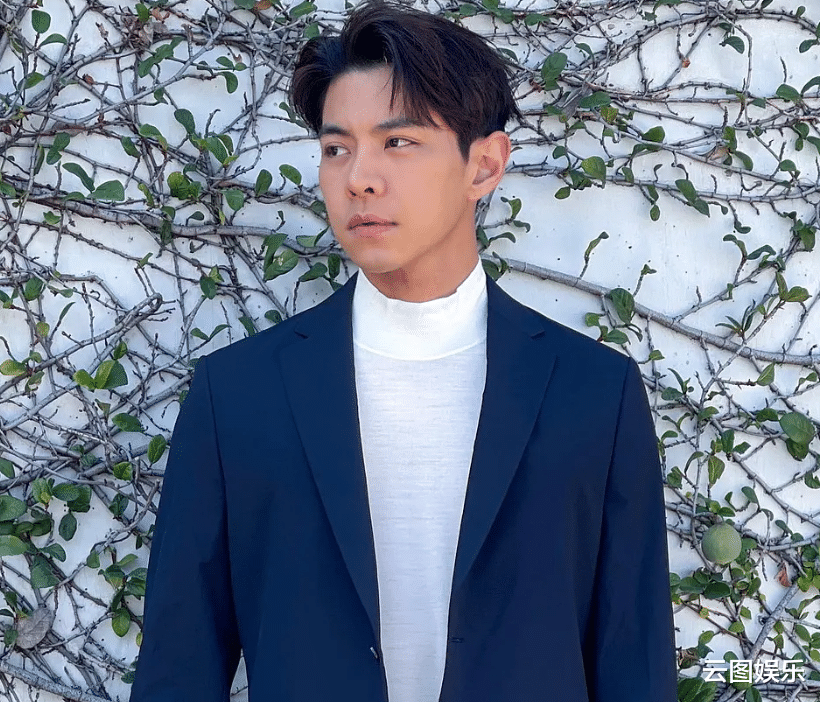 TVB|2位TVB当红男星回内地，摆摊卖鱼蛋接地气，热情招呼客人无架子