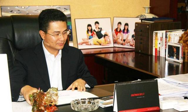 金立创始人：一把牌输光十几亿！欠款200多亿跑路，至今去向成谜