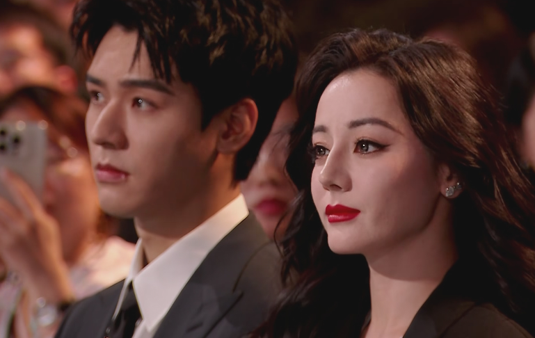 当31岁杨紫和26岁代露娃站一起，我才彻底明白，美人在骨不在皮