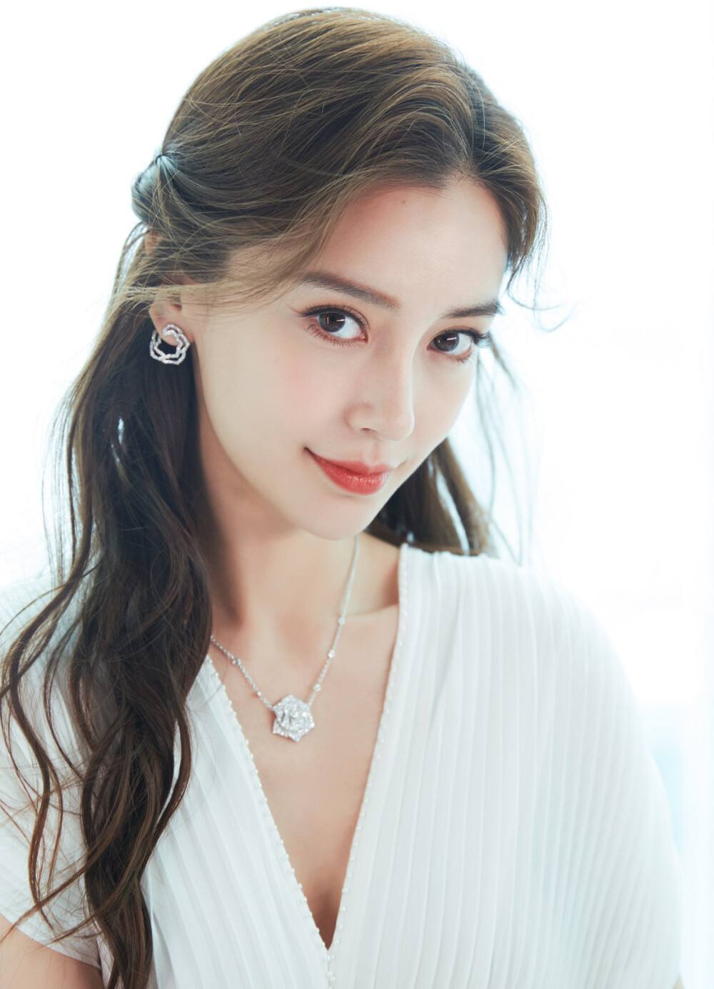 楊穎|35歲楊穎賬號(hào)成功解封！休息三個(gè)月后疑將復(fù)出，卻已無緣龍年春晚