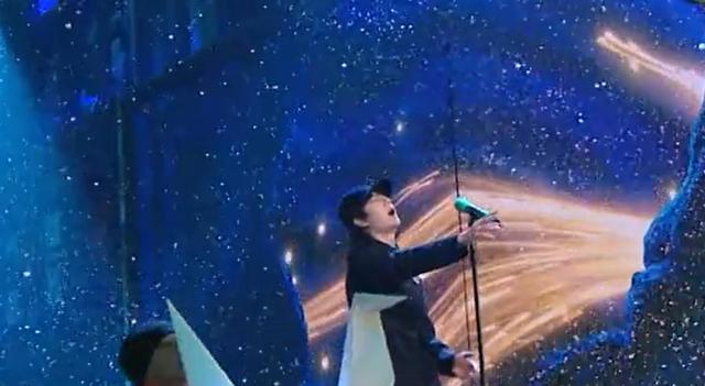 跨年晚会|跨年晚会假唱风波!檀健次唱跳穿帮,王一博田曦薇被指离麦太远?