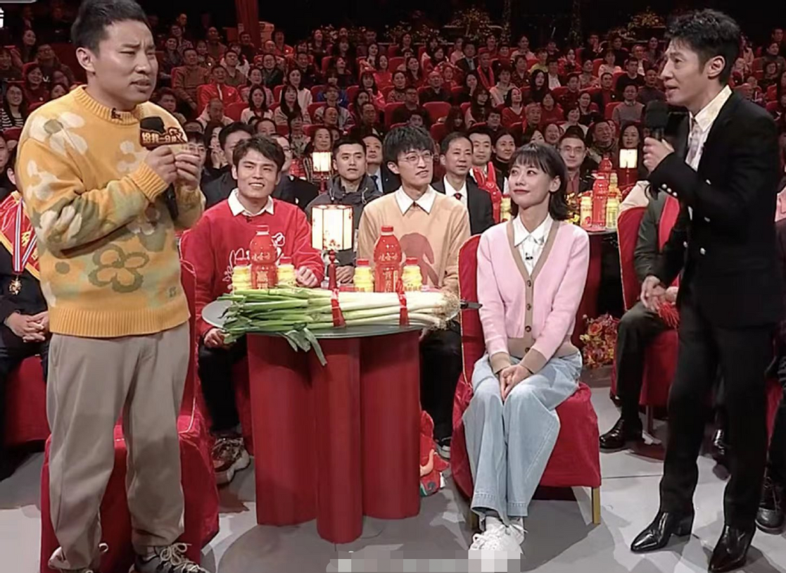 撒贝宁|撒贝宁连续闹了三年春晚!每一次都差点搞砸,即兴发挥让导演头疼!