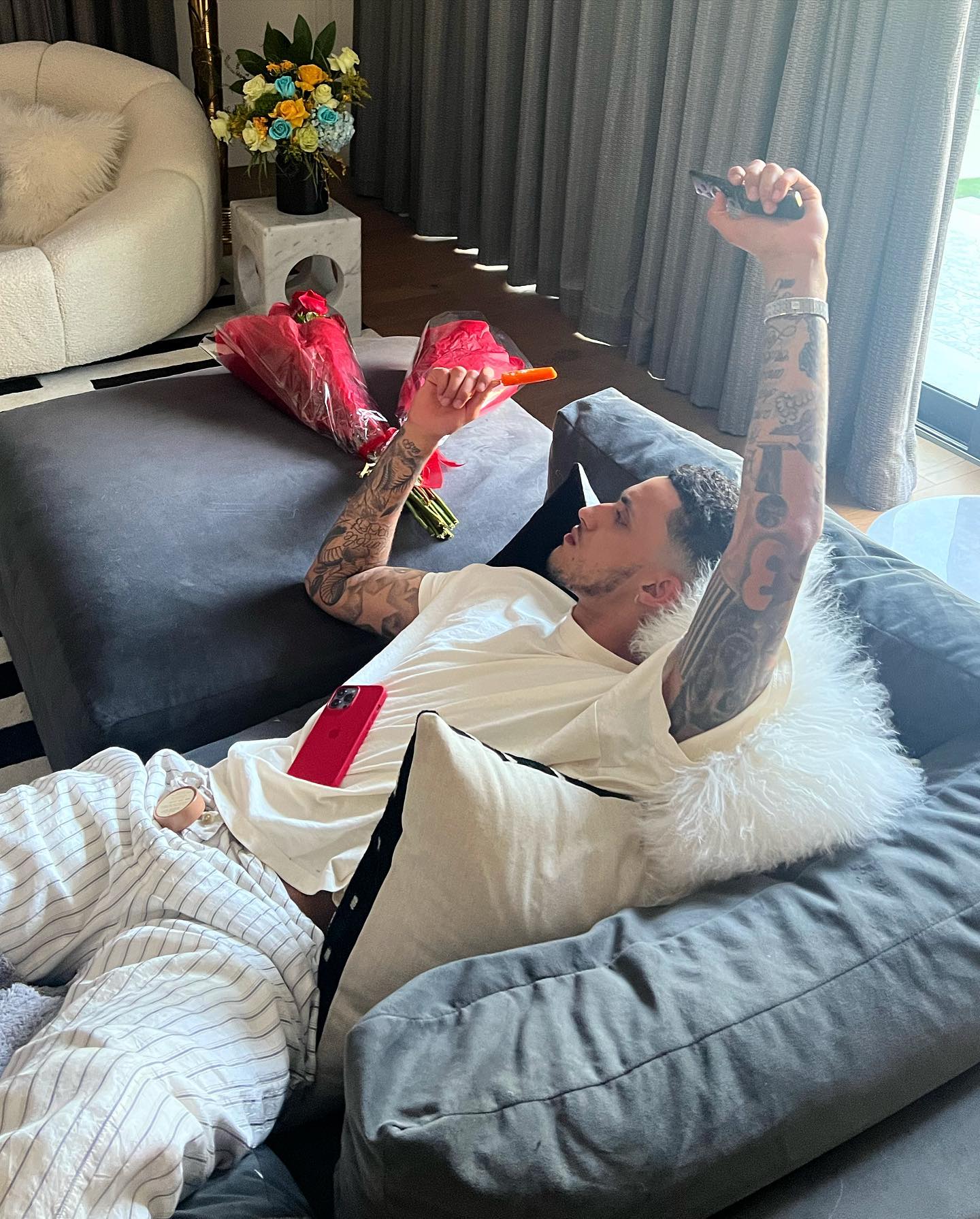 白癜风超模为NBA男友庆生!公开亲吻好甜蜜,她穿迷你裙身材火辣