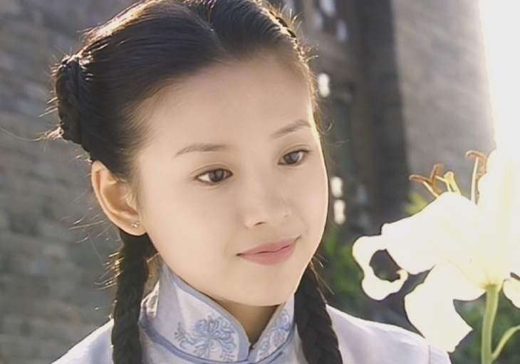 27年前赵丽蓉的春晚小品，谁注意到端酒的丫环？后来火得一塌糊涂