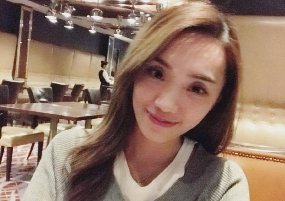 老胡|通过14张正面照了解老胡媳妇，颜值普通身材苗条，两人相处7年