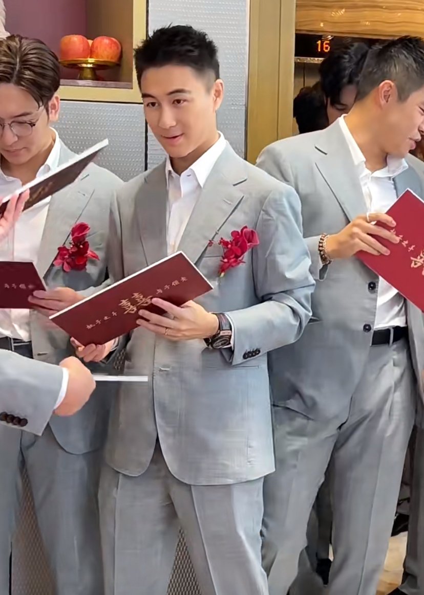 何猷君现身为好友当伴郎，带动气氛被指显眼包，妹妹何超欣也来当伴娘