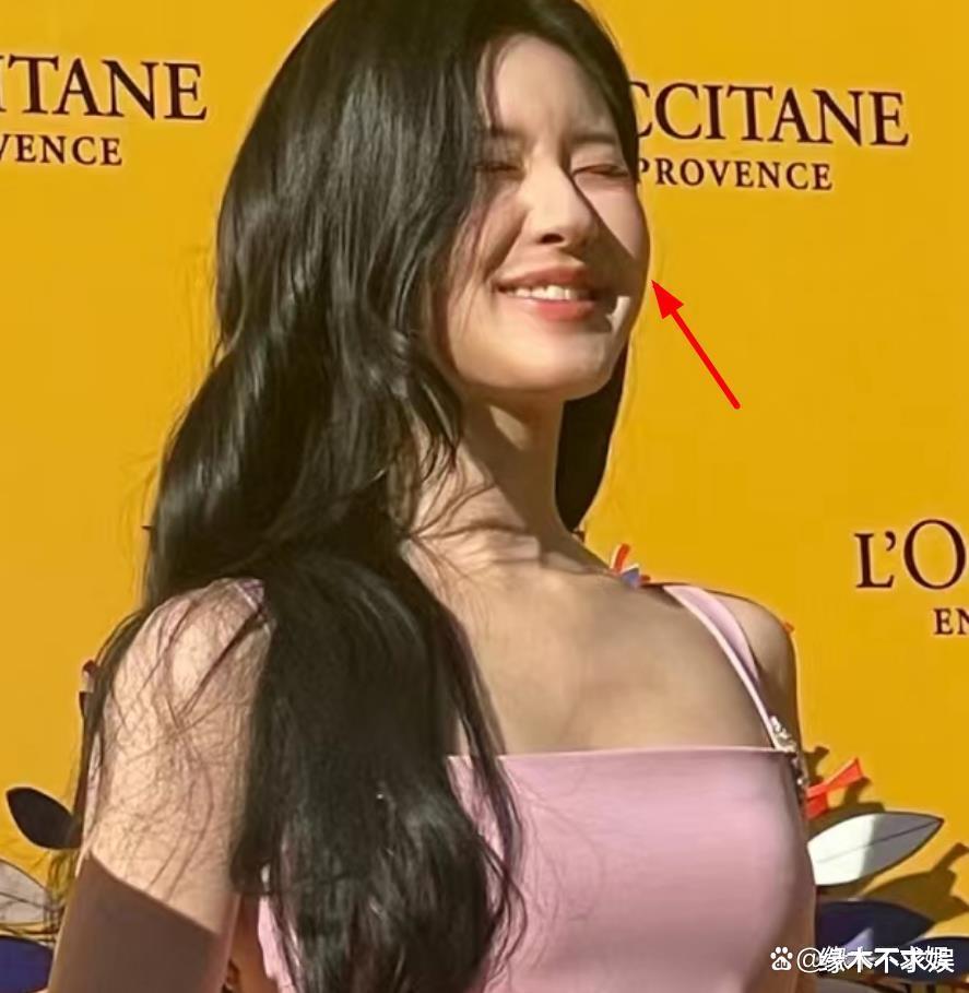 24岁赵露思杭州活动受追捧,生图脸崩硬凹美女,现场被指耍大牌!