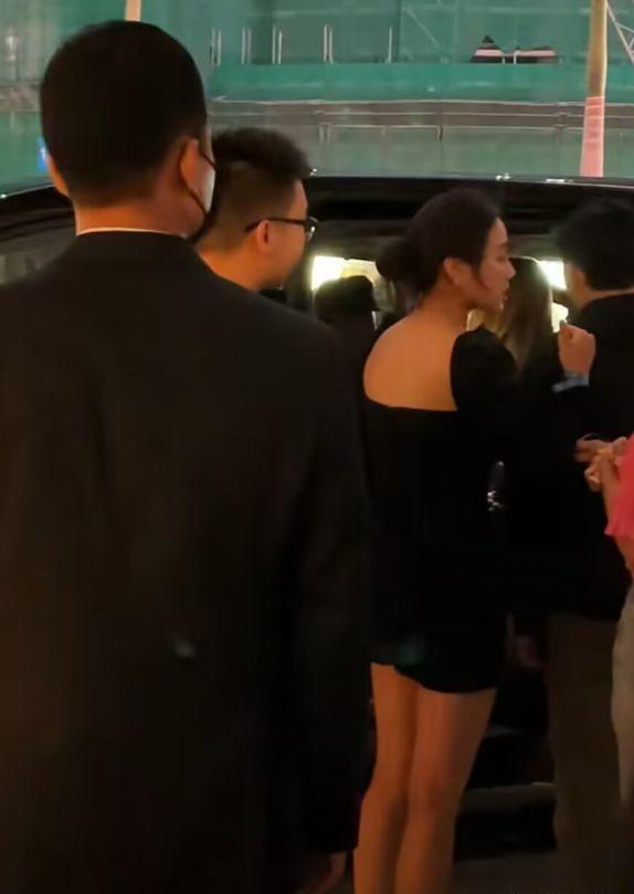 何猷君|何猷君与妹妹同框看演唱会，何超欣仪态遭吐槽，兄妹俩被指太爱玩