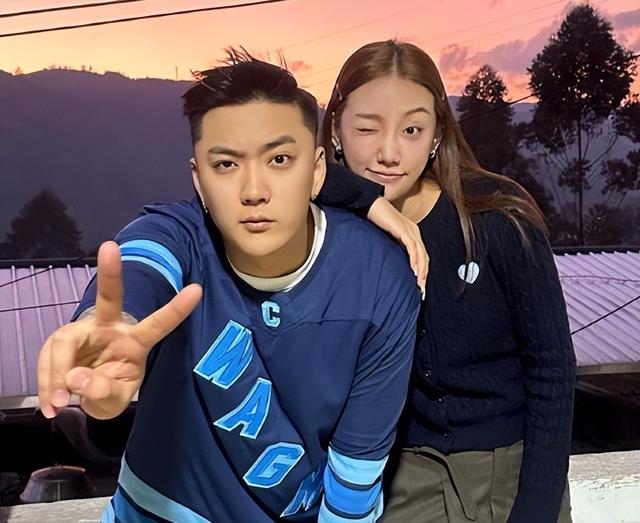 胡歌|崔晋晒与李勒优亲密合照,手的位置引争议,网友:没分寸