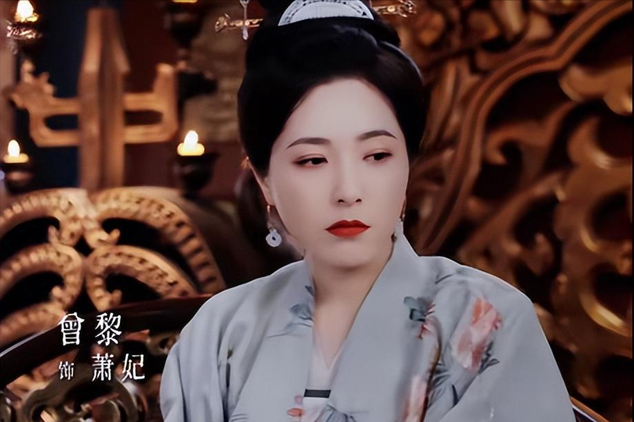 没想到，快到年底了，35岁景甜会以这种的方式，打出一副“王炸”