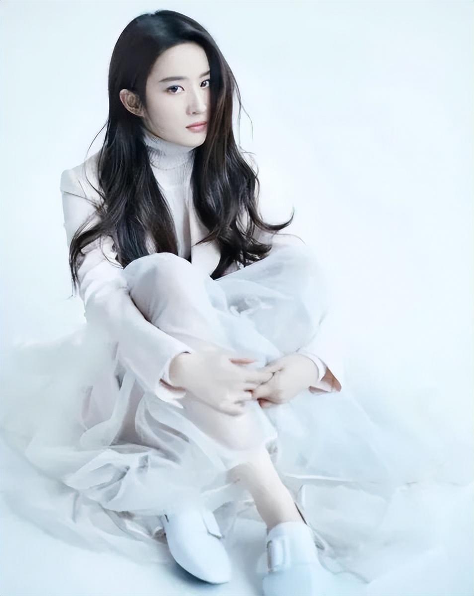 刘亦菲换了风格？这样的装扮出门，仙女形象顷刻间垮掉