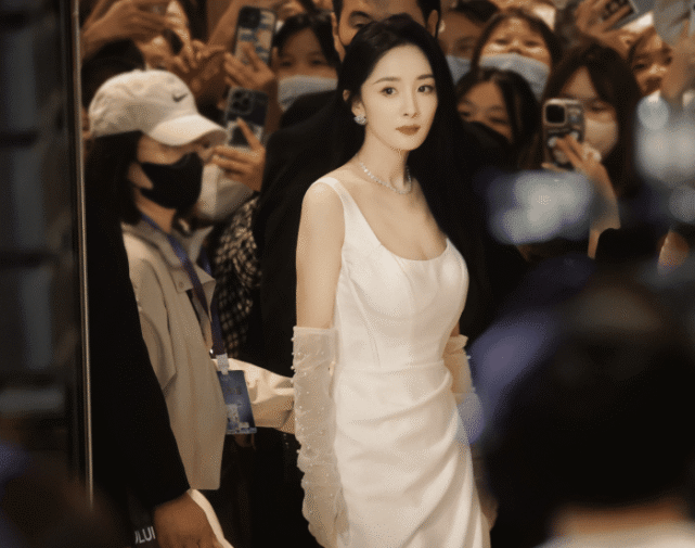 杨幂|杨幂赴港见女儿? 曾遭前公公数次内涵人品