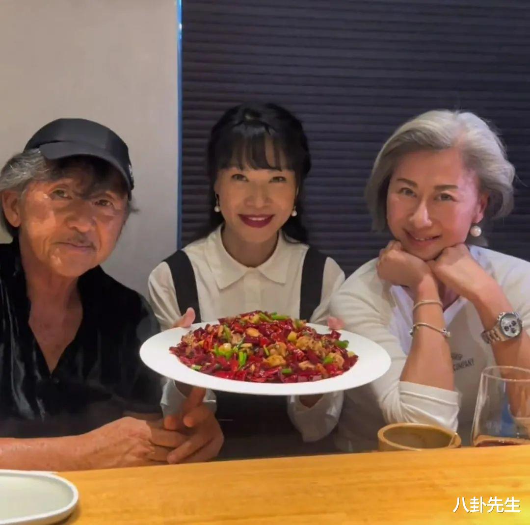 11位港星齐聚为内地网红庆生，3人受冷落，不仅站边角还没被提及