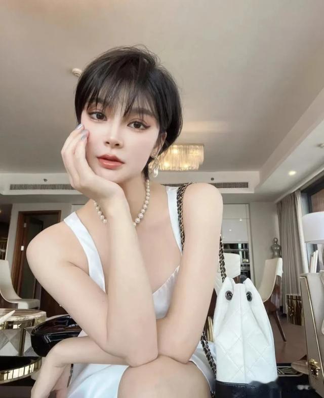 女子酷感超短发