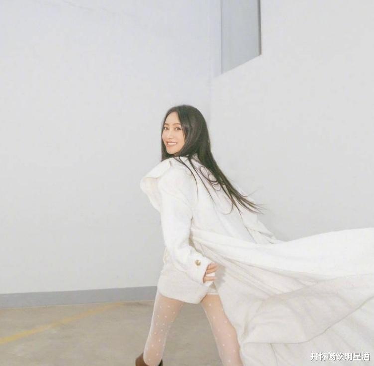 宋茜越来越放飞自我了,白色丝袜搭配背心连衣裙仙气十足!