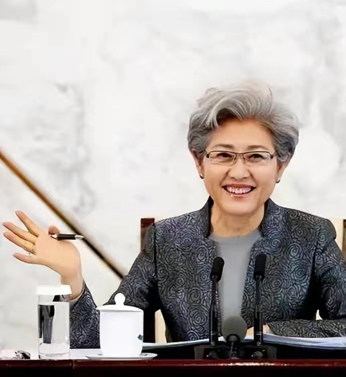 头皮屑 白发焦虑何时停?看70岁傅莹,不染发却美得高级,优雅老去真美!