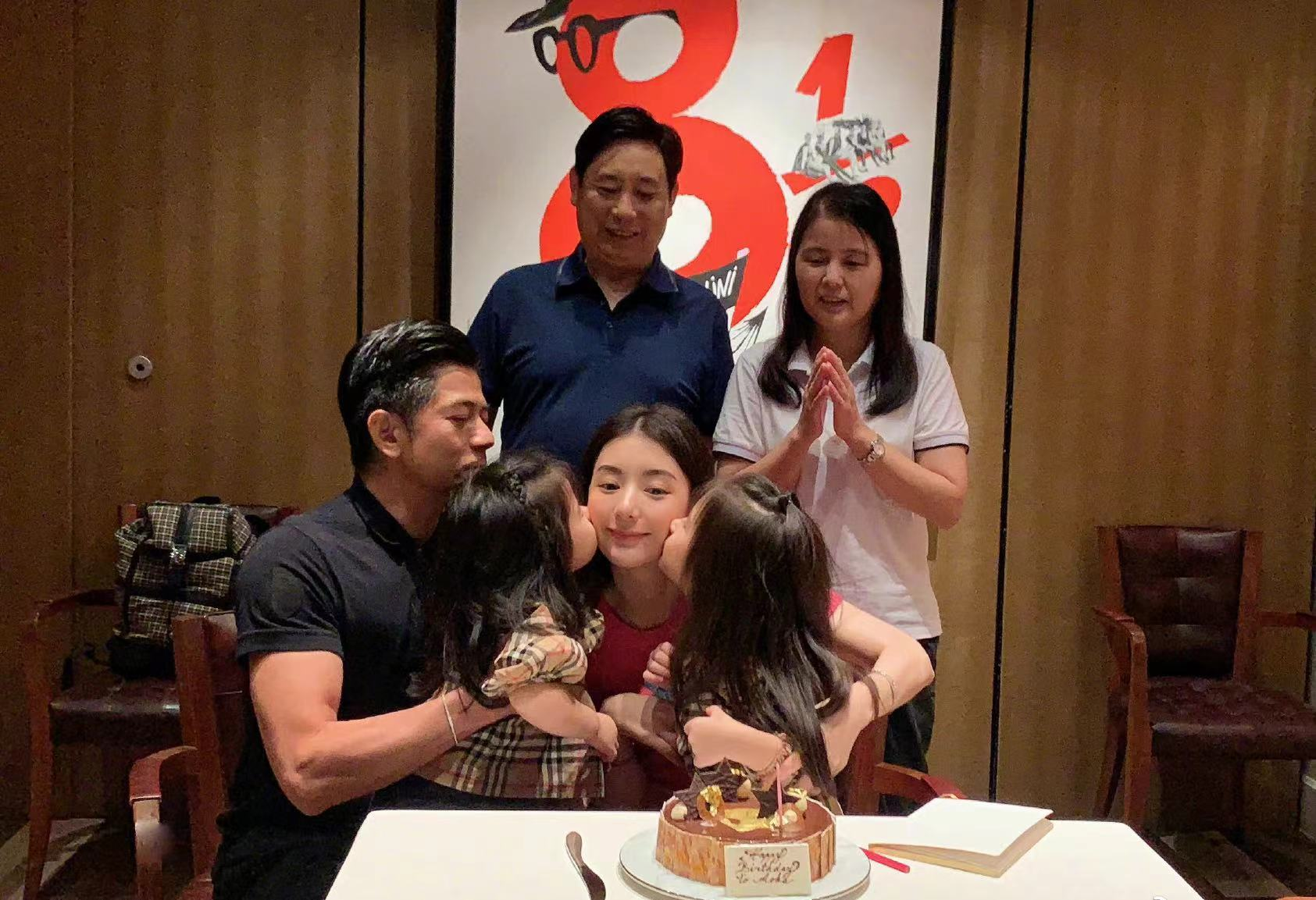 郭富城携妻女游蟠龙古镇,拒绝路人搭讪引非议,方媛生图一言难尽