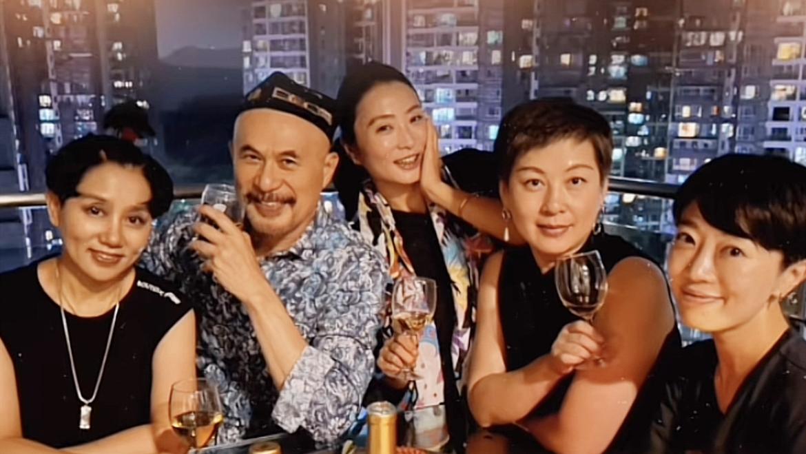 徐锦江中秋节晒全家福！儿子高大帅气颜值高，妻子扎朝天辫好独特