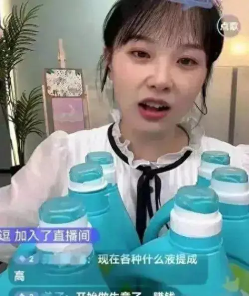 不学无术的跳梁小丑,装疯卖傻博眼球赚流量,是谁在为这些人买单?