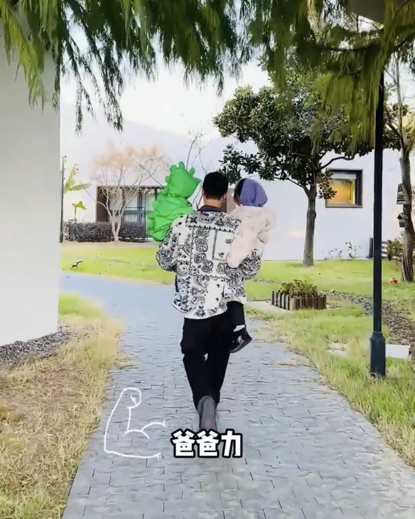 朱丹带一双儿女探班老公,一家四口温馨团聚,周一围跟孩子互动有爱