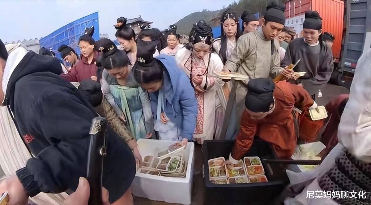 横店20万群演的惨状,女人的泛滥,懒汉的天堂,疯子的天堂