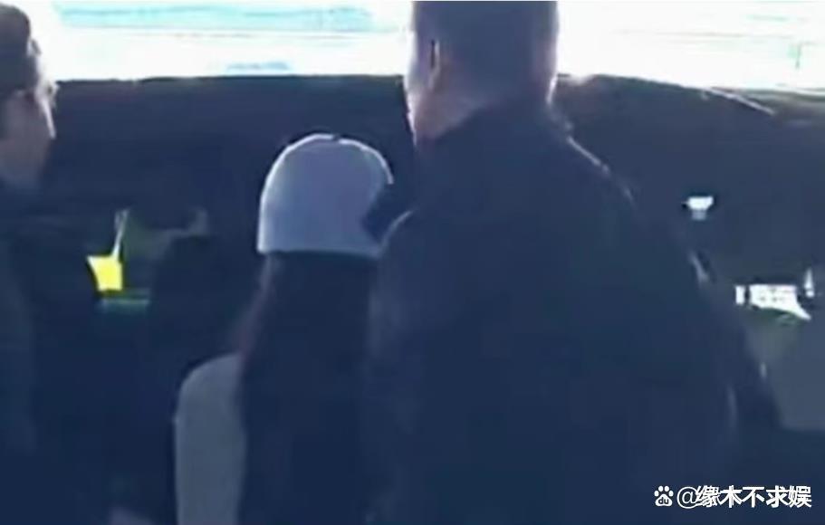 Lisa妈妈抵达巴黎疯马秀,LV三太子亲自接机,粉丝怒怼网友被打脸