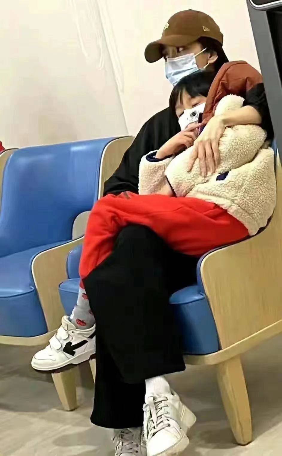 杨颖被封杀后首露面,深夜抱小海绵看急诊,黄晓明带叶珂火速回国