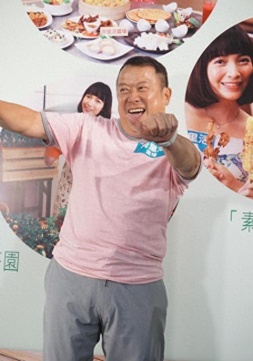 曾志伟拽的不是周冬雨的手，而是娱乐圈藏不住的丑陋，两人到底啥关系