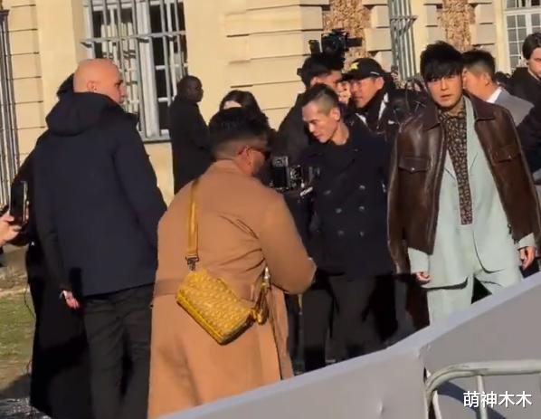 周杰伦也老了!最新生图嘴歪眼袋显沧桑,状态输给撞脸网红周饼伦