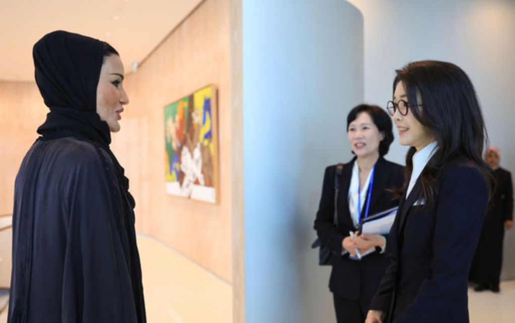 韩国夫人同框卡塔尔太后,穿西装戴眼镜显嫩不少,气场却差一大截