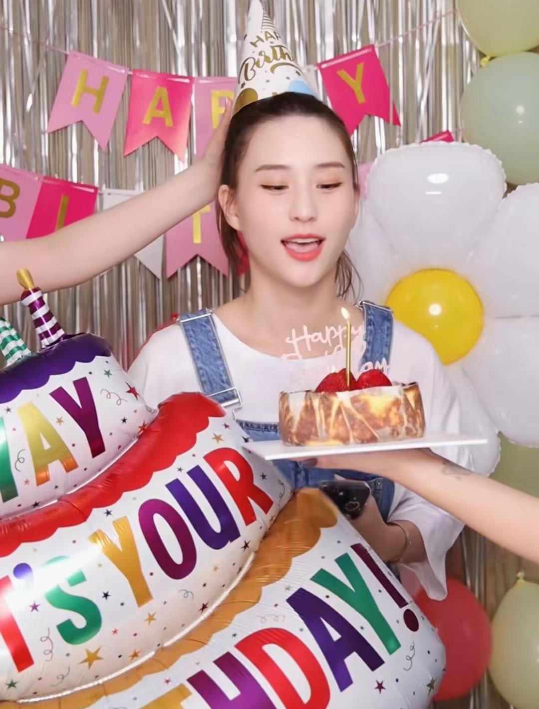 何超莲|何超莲穿背带裤出镜,身材发福,网友:一看就是怀孕了