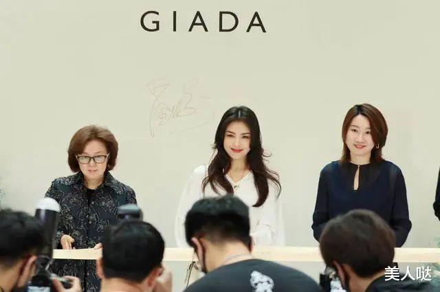 穿衣搭配 刘涛又美出圈了！一身白优雅温柔太有女人味，44岁比24岁还要美