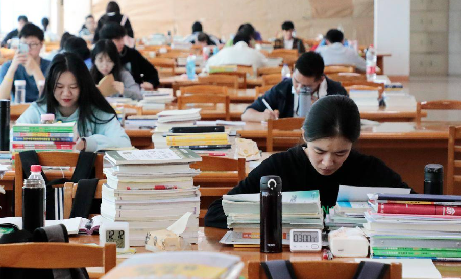 大学生|“把他赶出家门！”男大学生毕业在家啃老，行为懒散家长看不下去