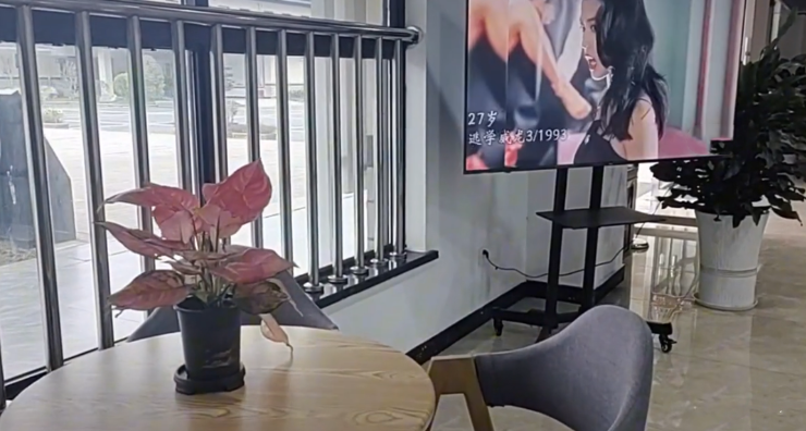 周海媚灵堂照疑似曝光,棺椁被花海包围,实际是殡葬店蹭热度