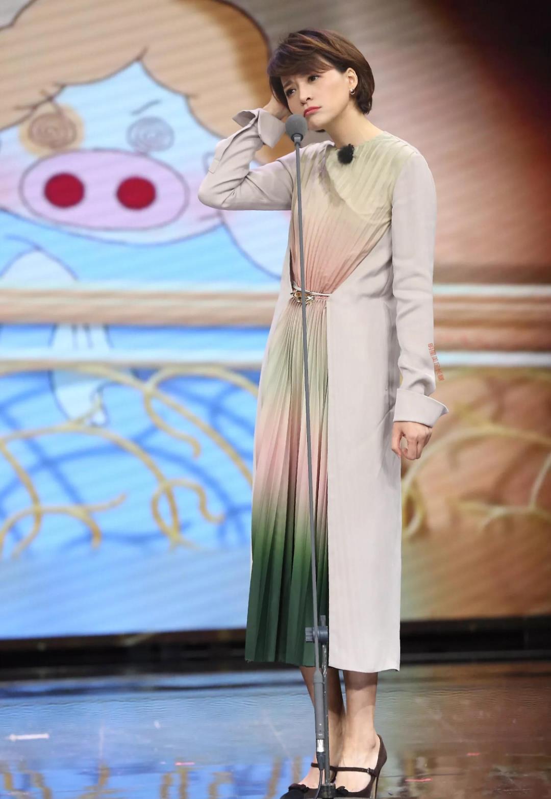 董卿|董卿在校园跑步,穿运动装暴露身材,体型是老阿姨但皮肤紧致