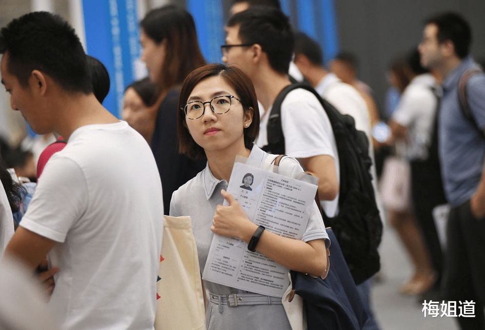 素素|“体面工作还不起房贷”，教师改当月嫂年薪二十万，却被骂没良心