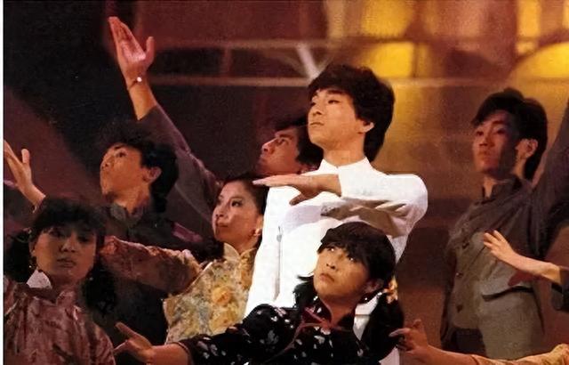 59岁「被遗忘的歌神」近照胖若两人！