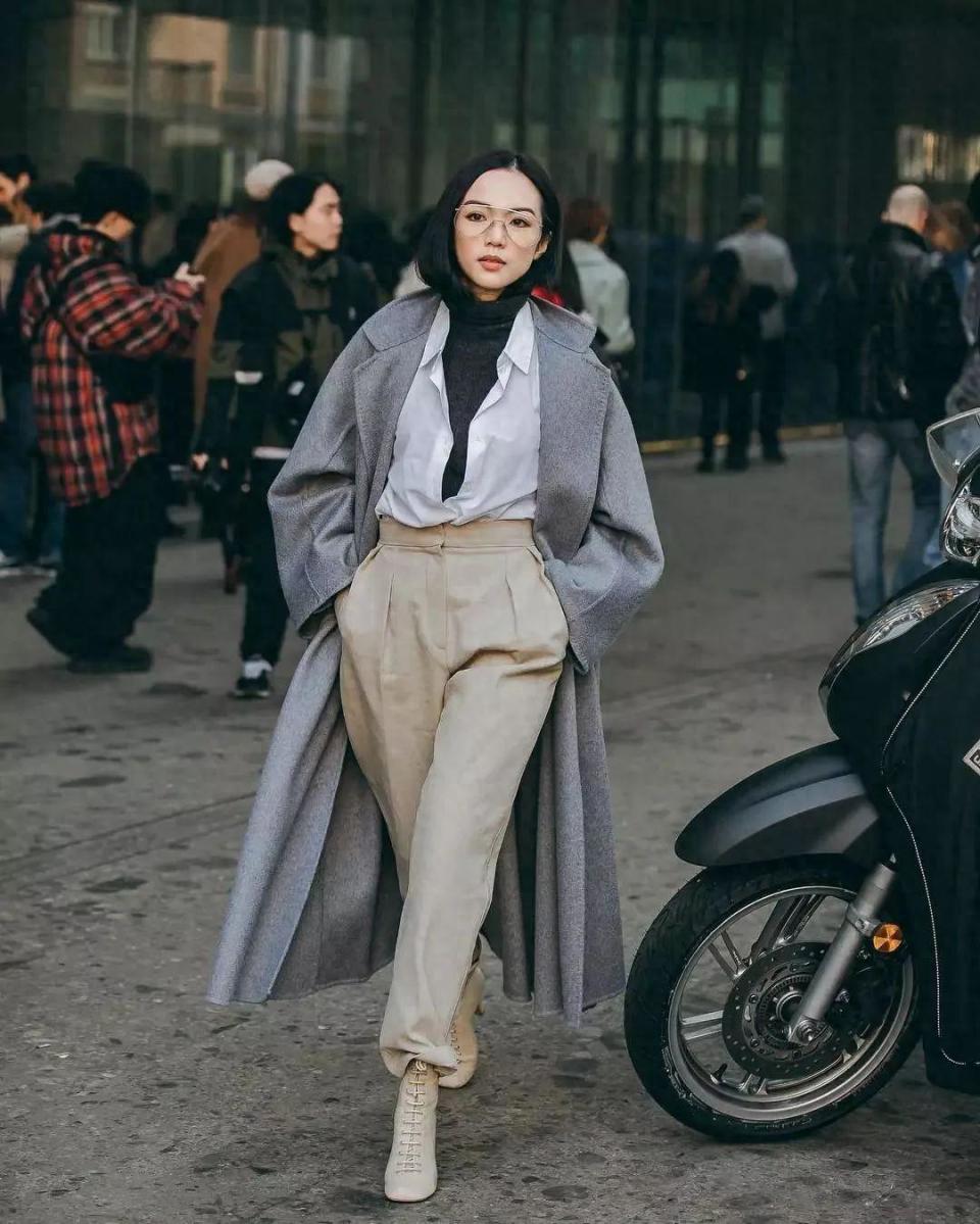 职场女性这么穿高级显气质!“格雷系大衣+毛衣”就够,谁穿谁美