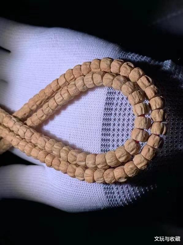 我与手串到底是谁盘了谁？一个圆润红亮，一个圆滑油腻。