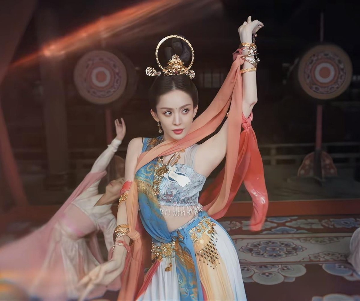 赵露思敦煌舞VS古力娜扎敦煌舞,有人像妖精作法,有人像天仙下凡