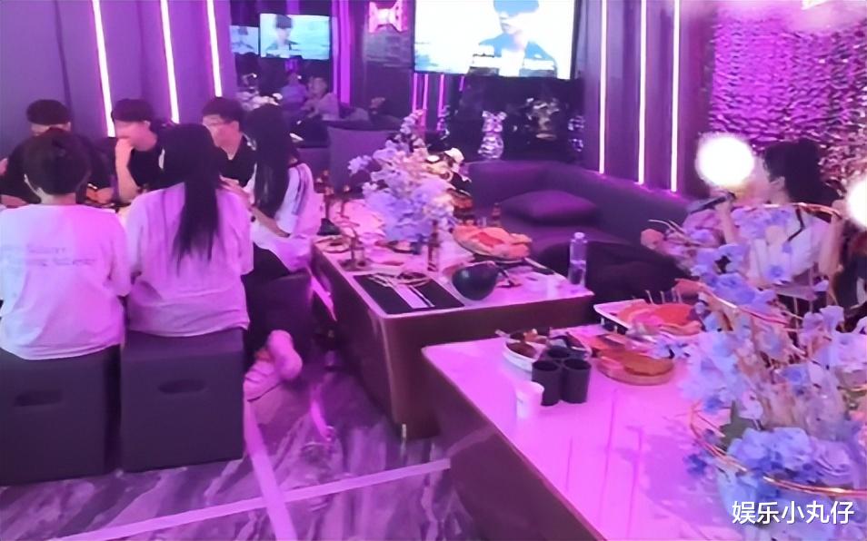 犯老毛病？向佐KTV聚会00后美女，累到睡着被偷拍，郭碧婷获家产