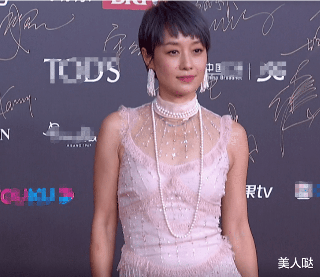 服了马伊琍的“迷”之衣品!穿少女粉裙配奶奶风项链,有种浓浓的廉价感