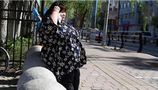 昔日校花被丈夫喂到330斤、睡塌两张床，丈夫：我怕她被别人抢走