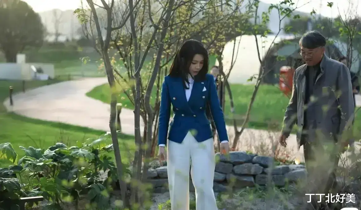 金建希不愧是韩国第一夫人,穿奶油裙梳鱼骨辫超减龄,说18岁也信