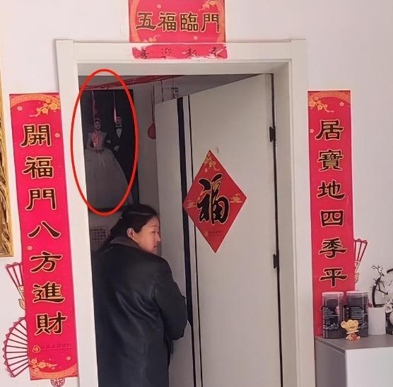 陈萌|朱小伟婚房卧室曝光,喜庆装饰仍没有摘下,与陈萌的结婚照很显眼